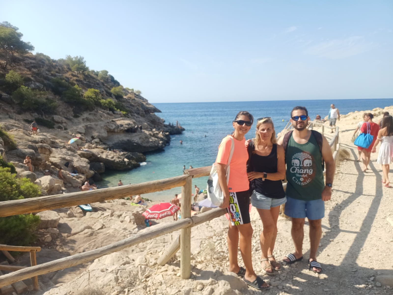 El grupo en el camino a una cala