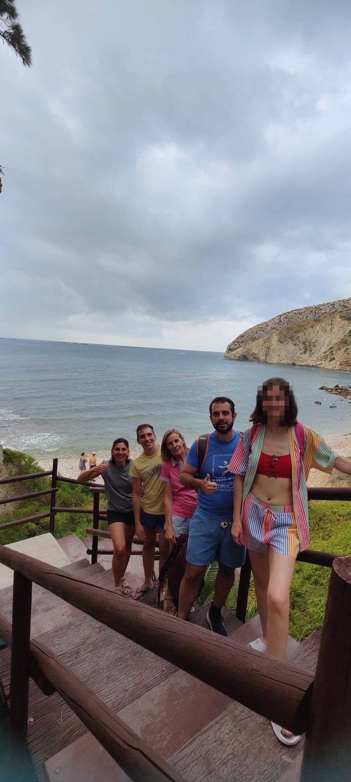 El grupo en las escaleras de bajada a la cala